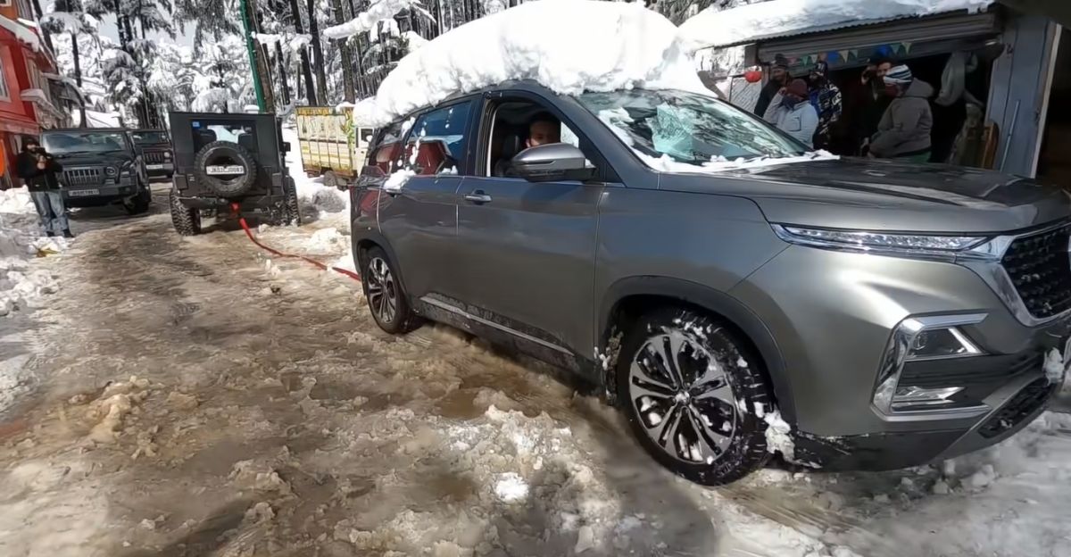 Read more about the article Mahindra Thar 4×4 rescues MG Hector and Toyota Innova Crysta stuck in snow