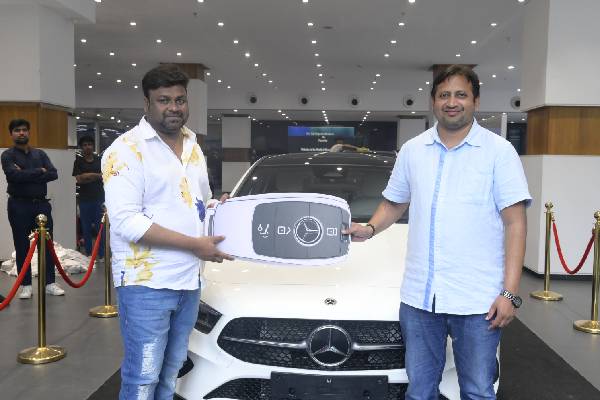 Read more about the article Baby Producer SKN gifts brand new BENZ car to Sai Rajesh
