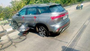 Read more about the article Mumbai chef claims dislodged manhole cover caused crash near Kamala Nehru Park; repairs estimated at Rs 8 lakh