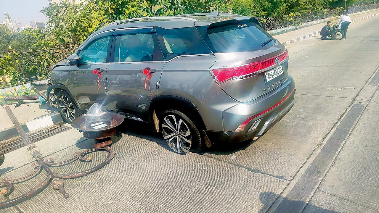 Read more about the article Mumbai chef claims dislodged manhole cover caused crash near Kamala Nehru Park; repairs estimated at Rs 8 lakh